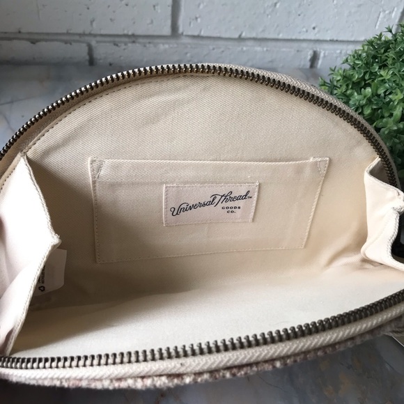 Universal Thread Half Moon Shaped Small Clutch New - Picture 5 of 7